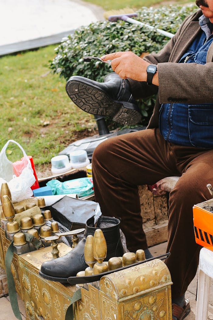 An artisan polishing shoes at a traditional shoeshine station in Denizli, Türkiye.